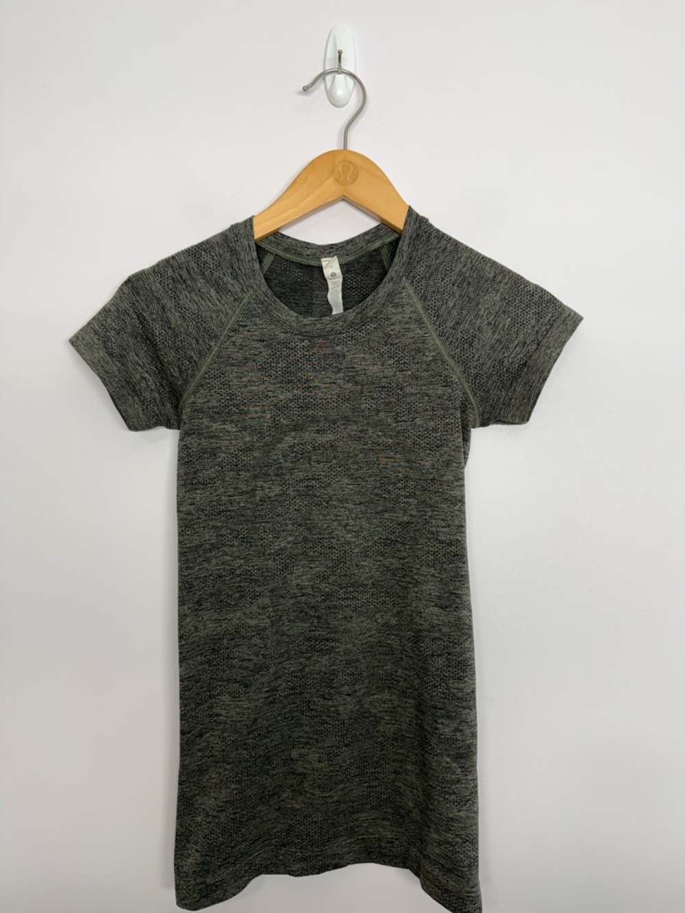 Lululemon Swiftly Breathe Short Sleeve Shirt Gray Sage Camo Size 2